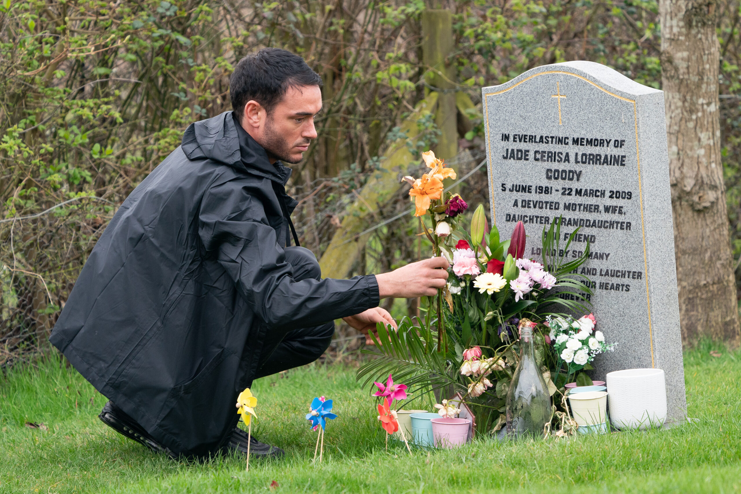 Jade Goody's husband at her grave