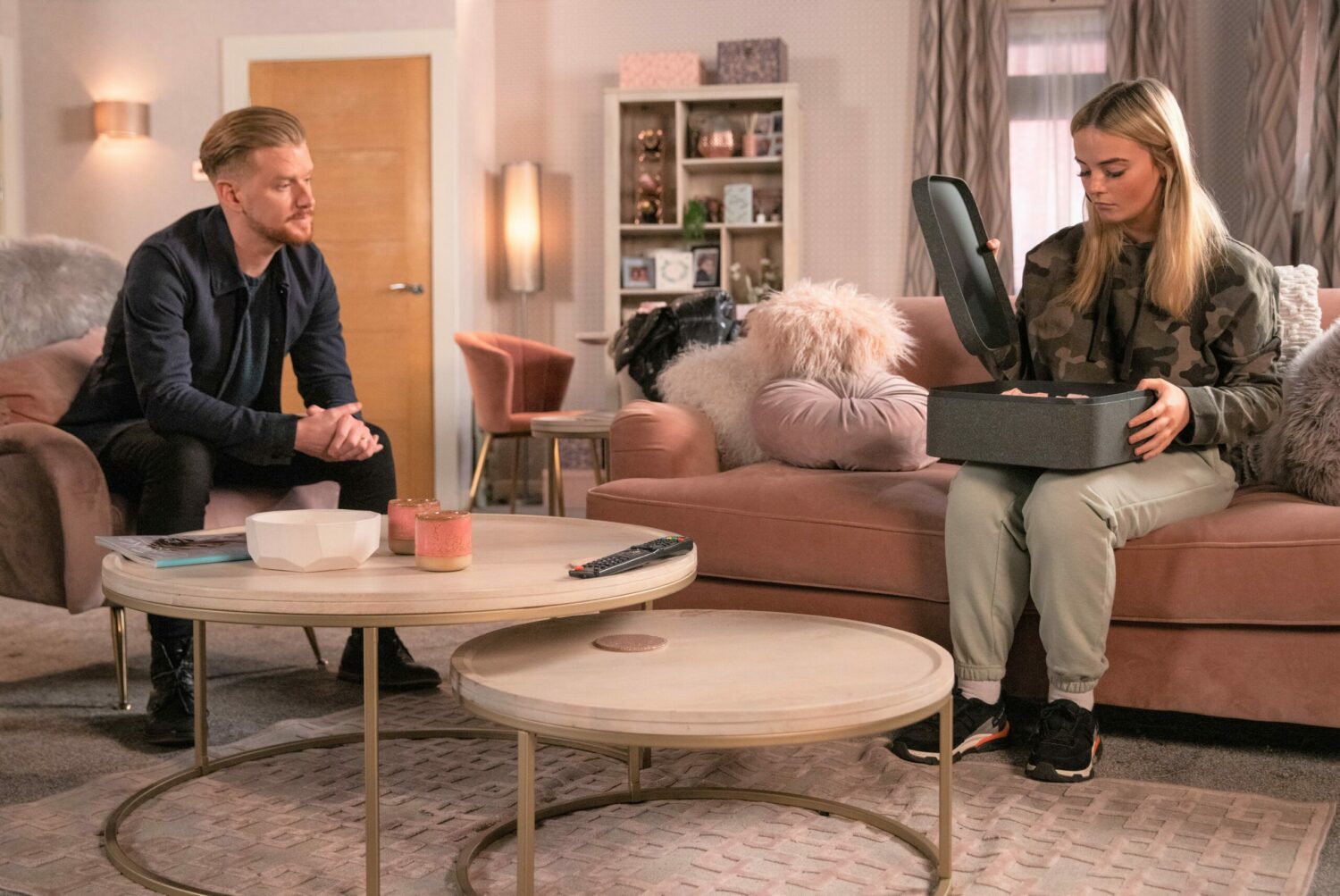 Gary brings some of Rick's things to emotional Kelly in Corrie