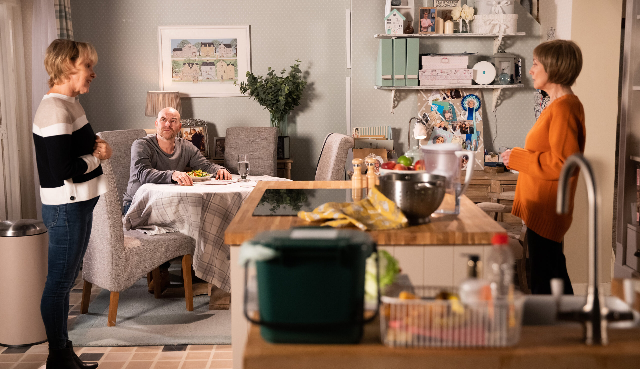 Tim Metcalfe is uncomfortable when Sally Metcalfe askes Elaine to move out