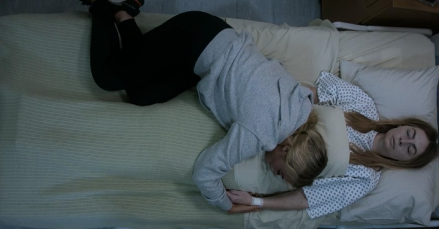 Kelly in Corrie sprawls across her dead mum devastated (Credit: ITV)
