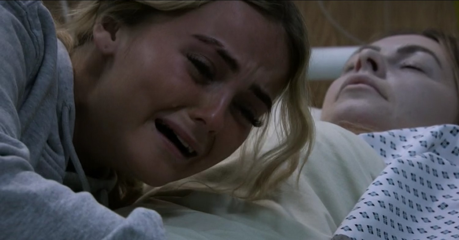 Corrie's Kelly weeps on her mum's dead body (Credit: ITV)