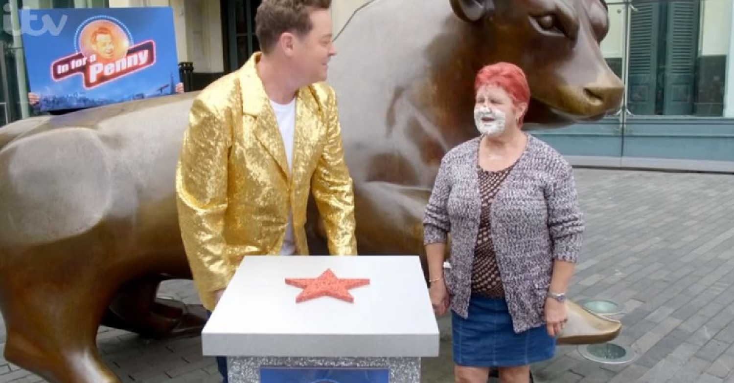 Stephen Mulhern talking to In For A Penny hopeful