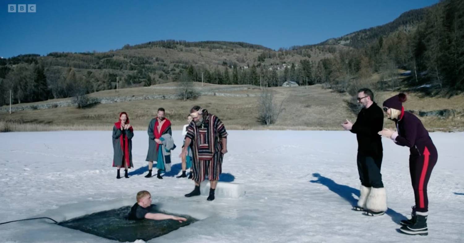  Freeze the Fear: Holly Willoughby and Lee Mack applaud contestants on the show