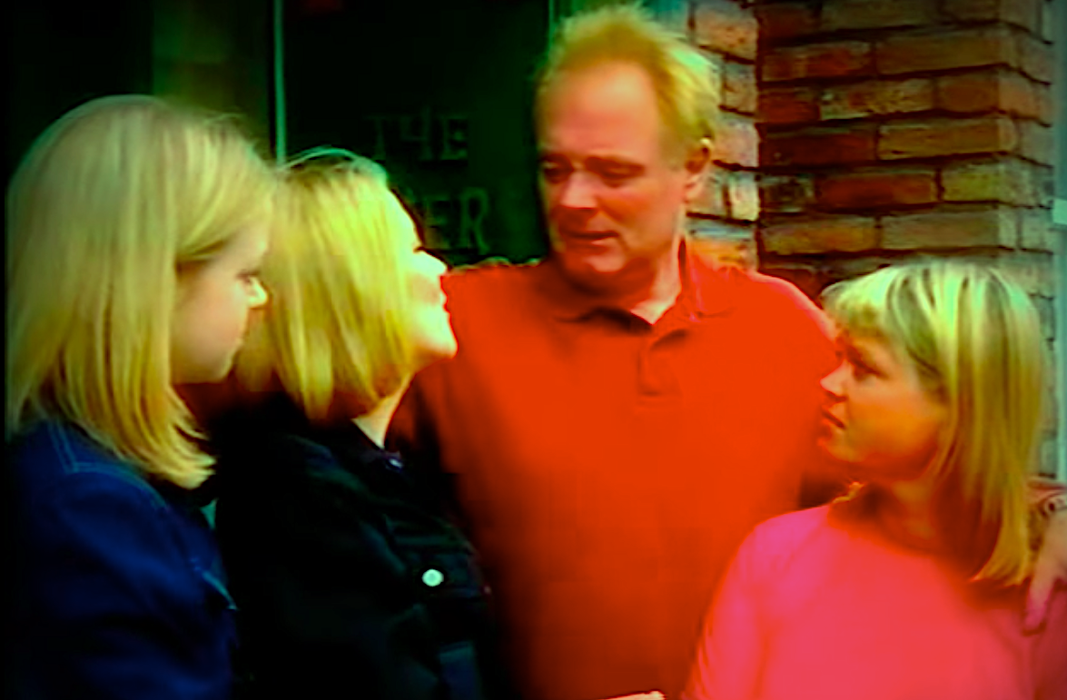 Leanne says goodbye to her family, dad Les, stepmum Janice and stepsister Toyah in Coronation Street