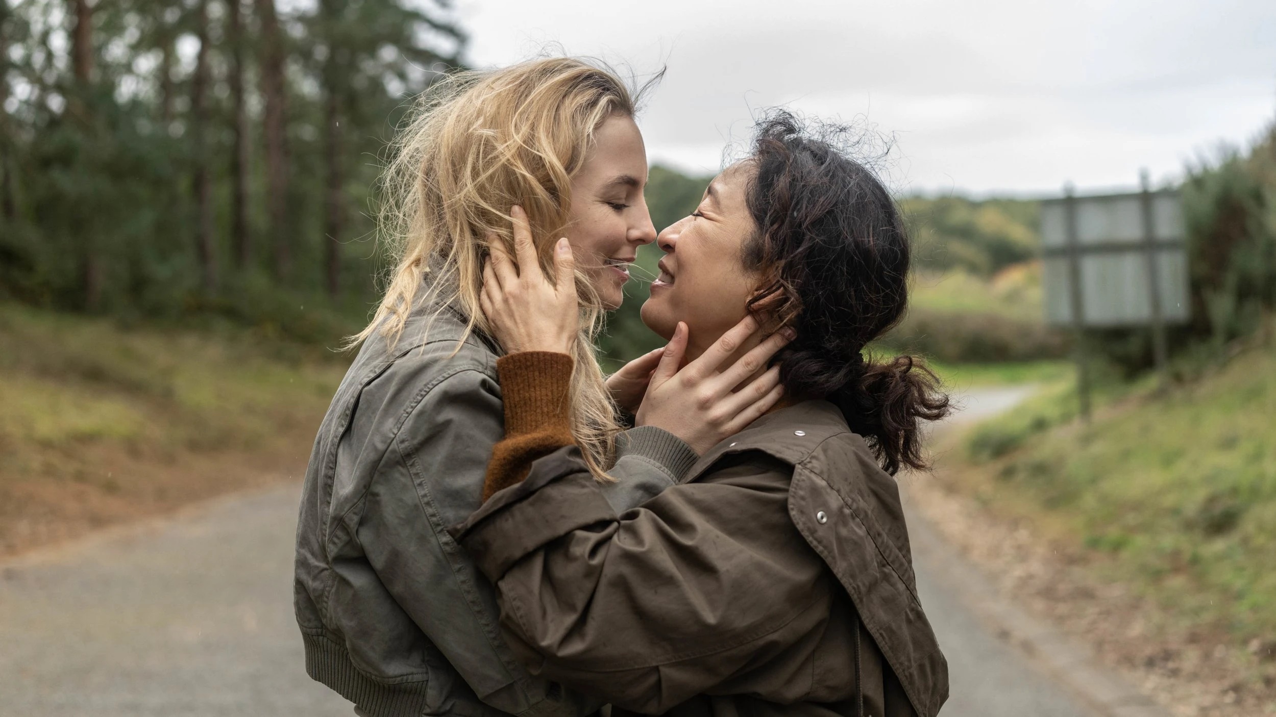 Eve and Vilanelle kiss in Killing Eve