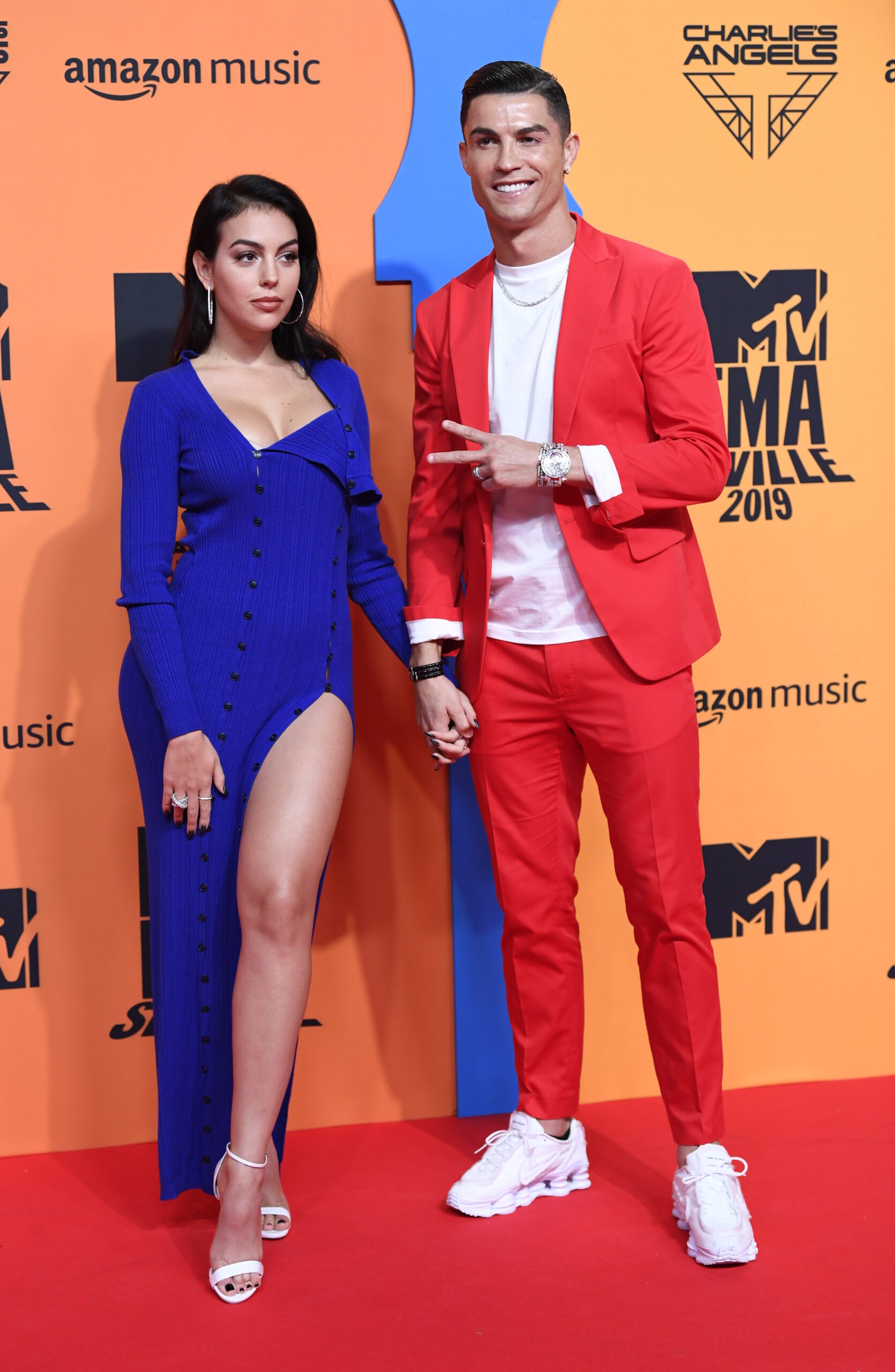 Ronaldo and his girlfriend in bright outfits on the red carpet