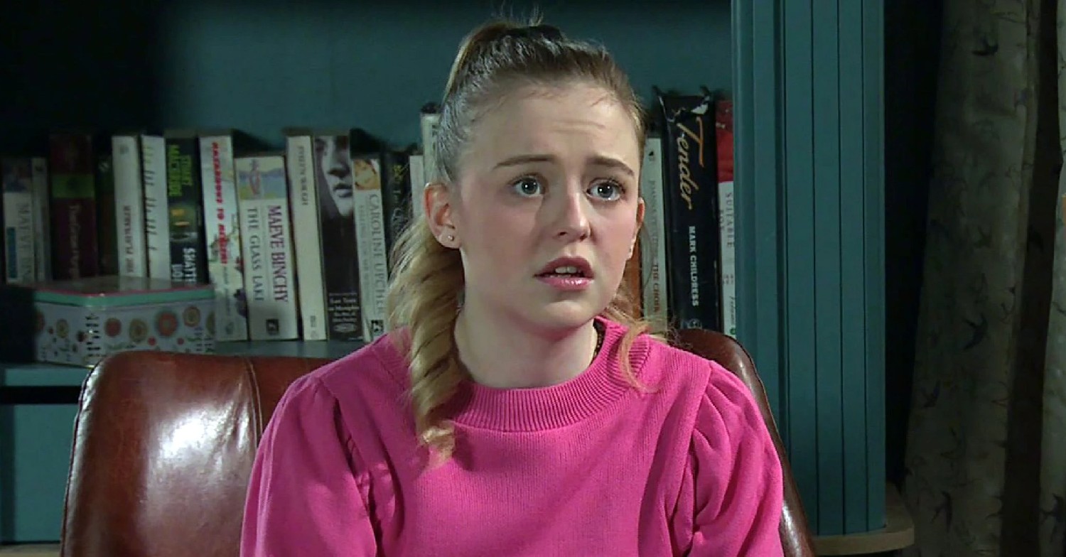 Summer looks worried in Coronation Street