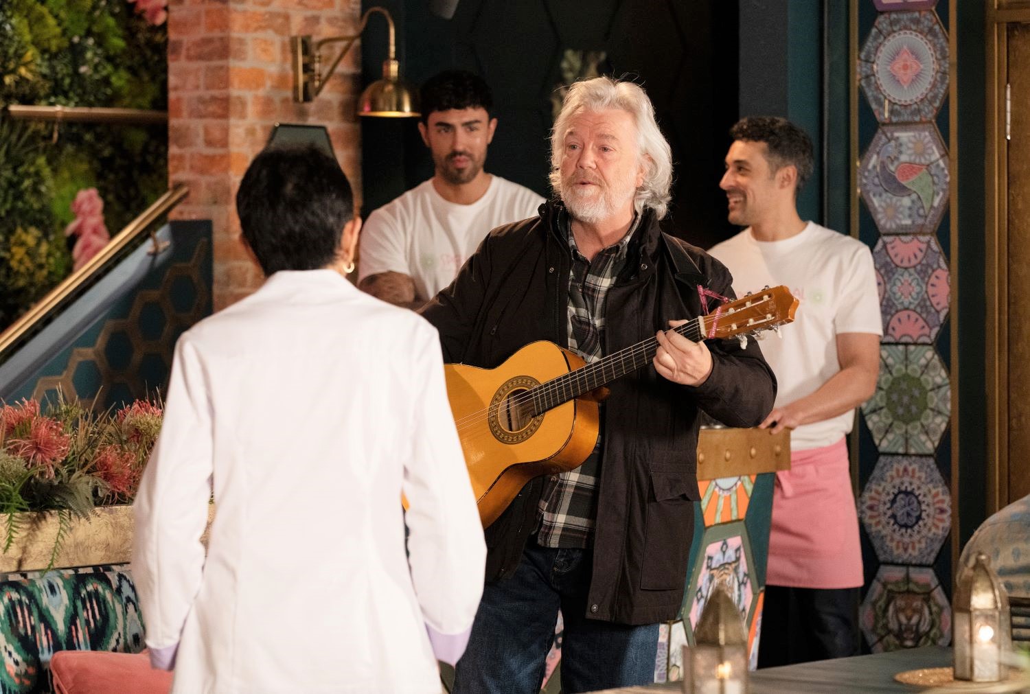 Stu serenades Yasmeen in the restaurant in Corrie