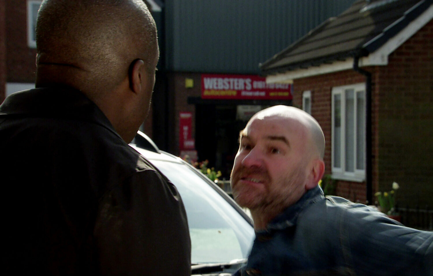 Furious Tim punches Ronnie in Coronation Street