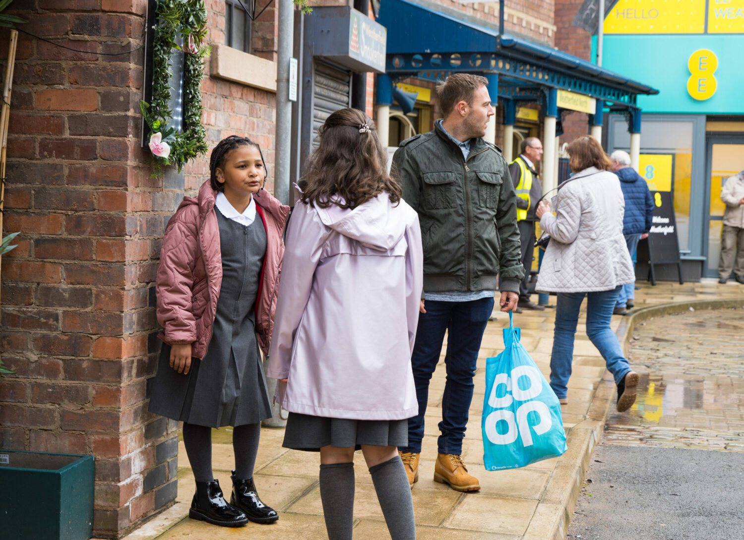 Coronation Street Hope and Ruby chat while distracted Tyrone spots Phill somewhere he shouldn't be
