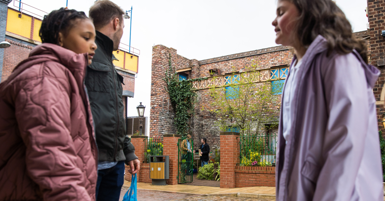 Coronation Street Tyrone sees Phill acting shifty