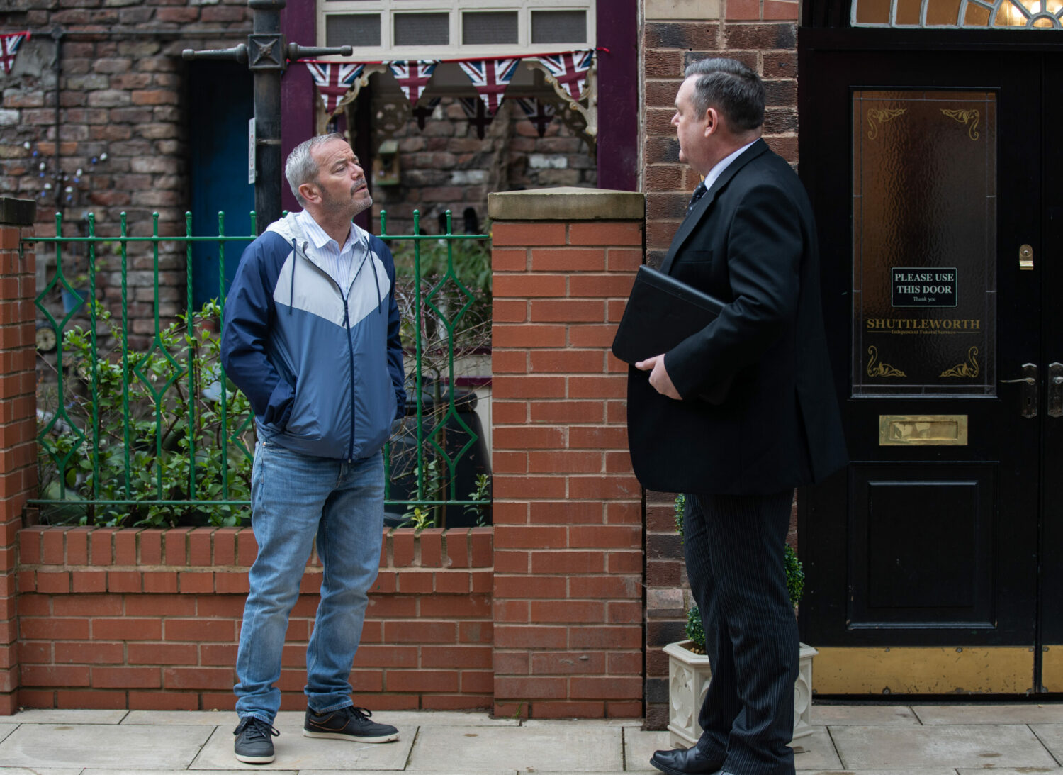 Coronation Street Frank and George agree to bury the hatcheta