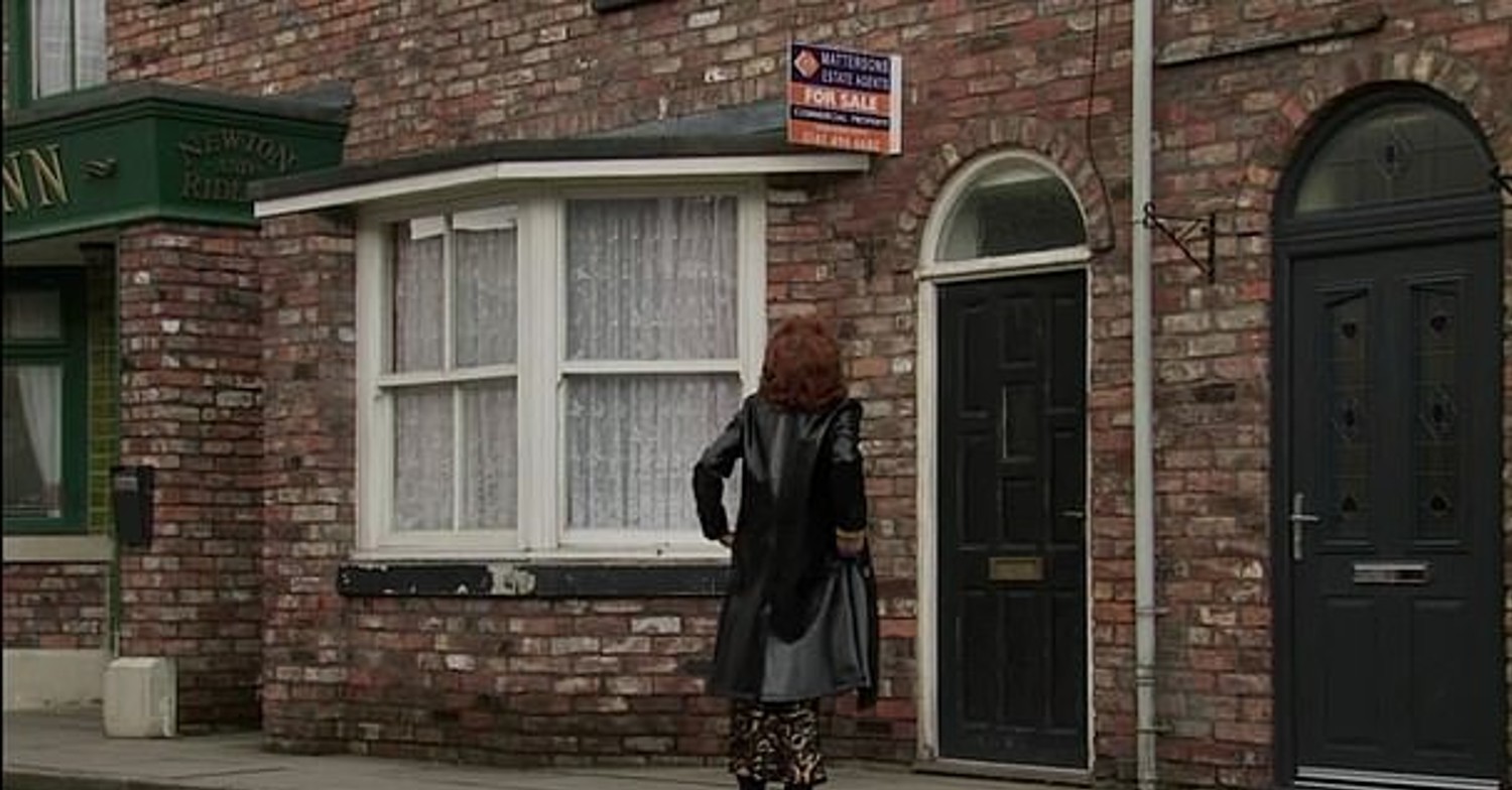 Is there something seriously wrong with Ken Barlow's house on Coronation Street? (Credit: ITV)