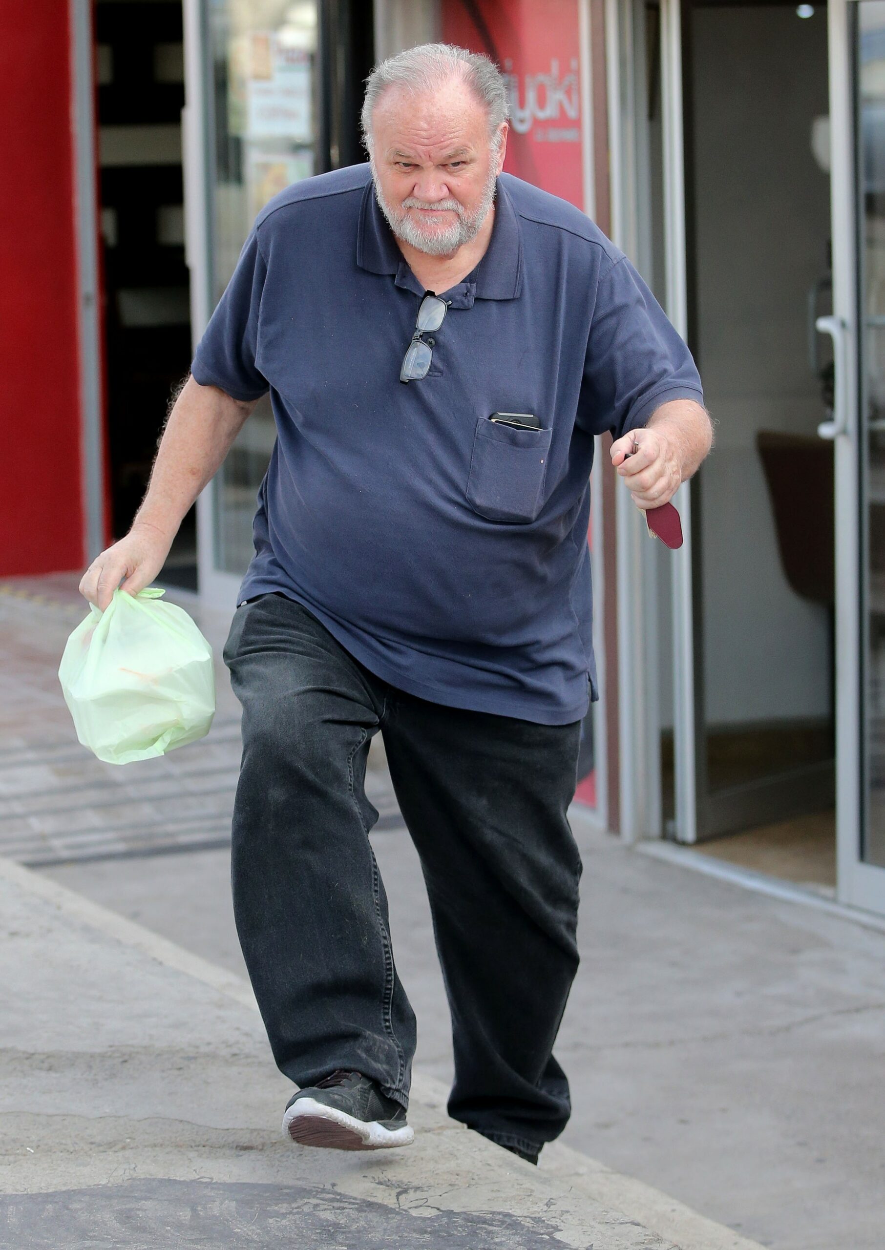 Thomas Markle holding a takeaway bag