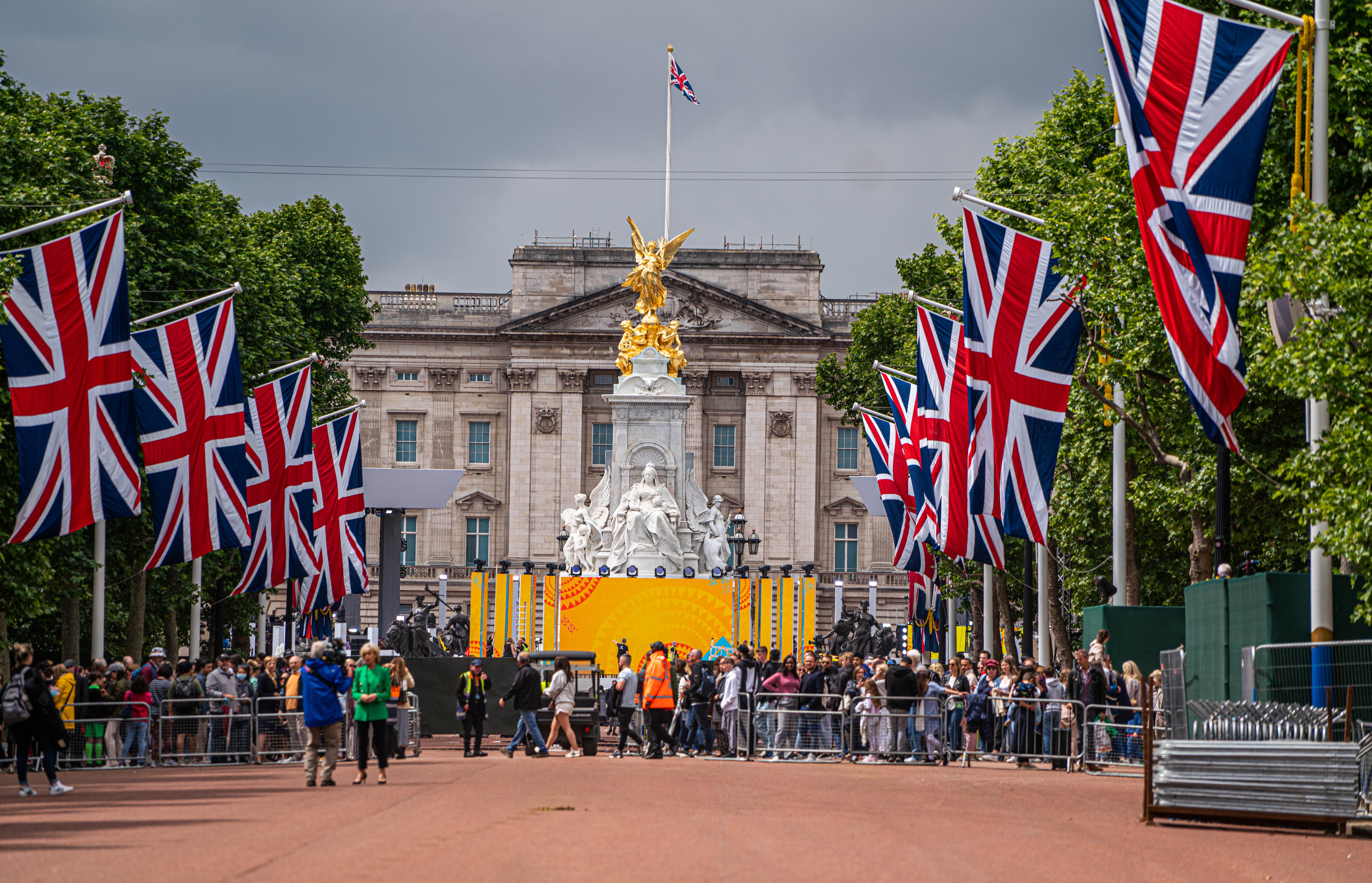 Platinum Jubilee preparations take place outside Buckingham Palace