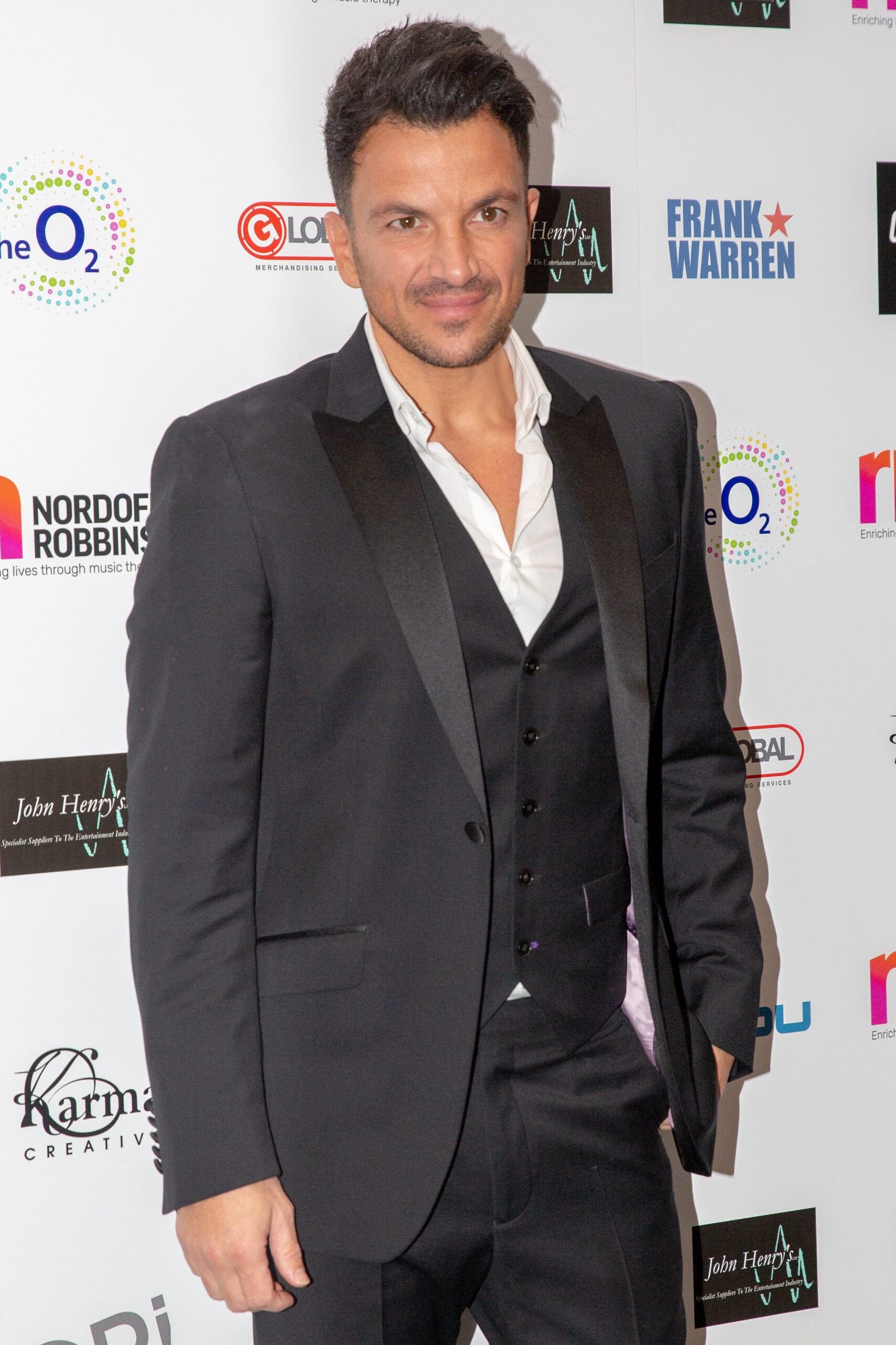 Peter Andre using in a suit on the red carpet of an event