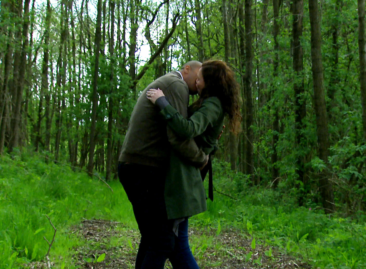 Al and Chas kiss Emmerdale 