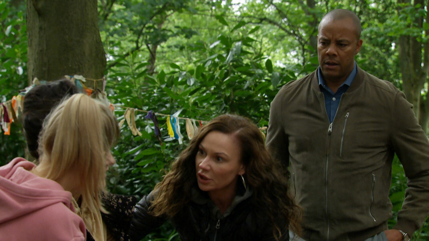 Emmerdale Chas worriedly asks Faith if she's okay as concerned Al watches on