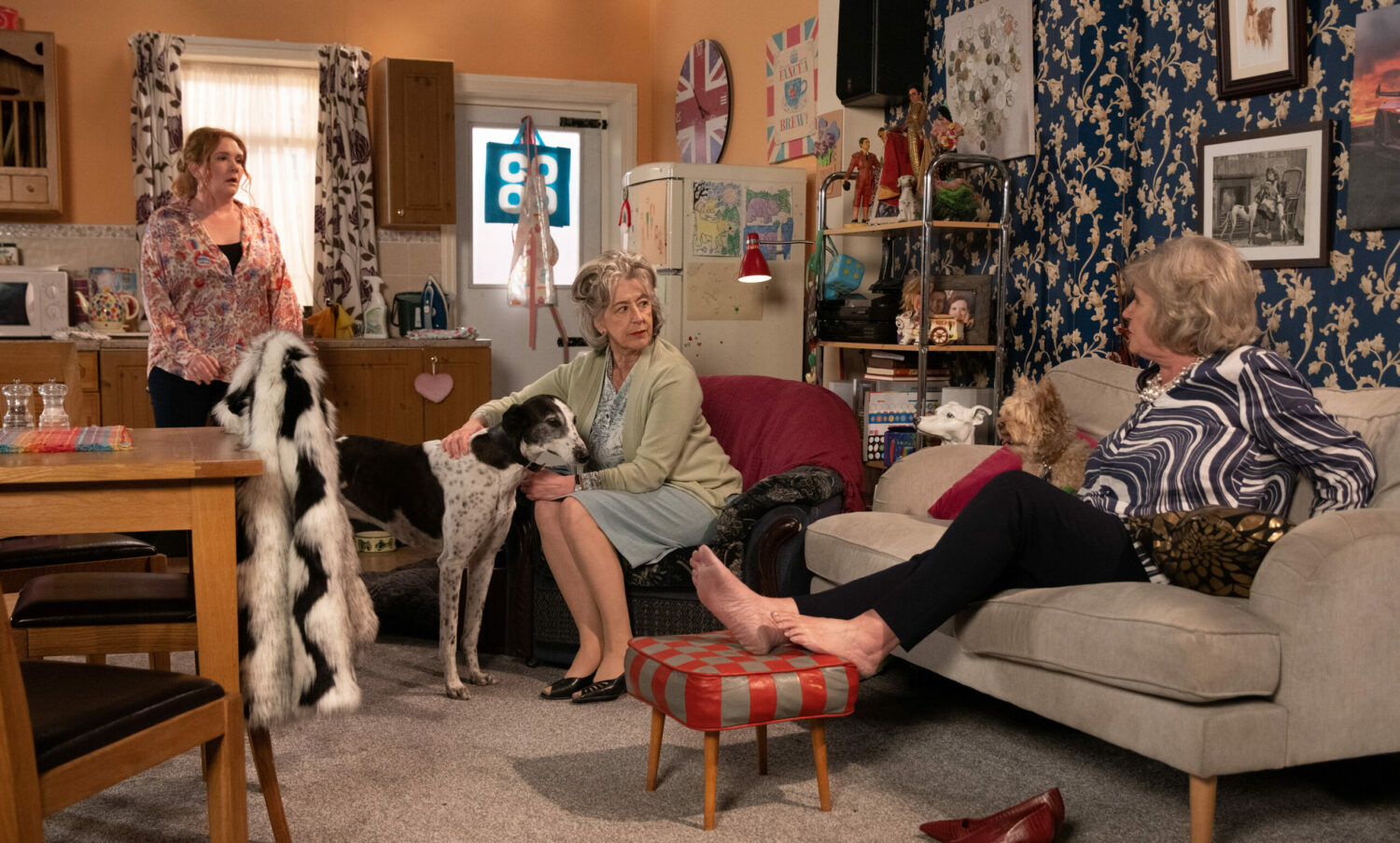 Coronation Street concerned Fiz watches on as Evelyn and Mimi square up