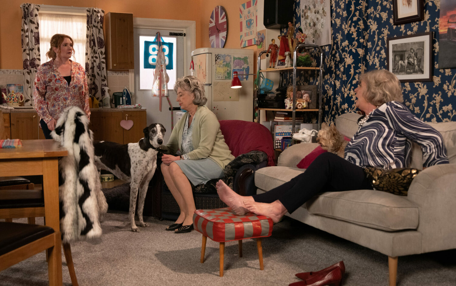Coronation Street concerned Fiz watches on as Evelyn and Mimi square up