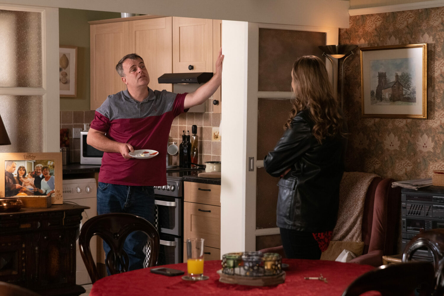 Steve chatting to Tracy Coronation Street