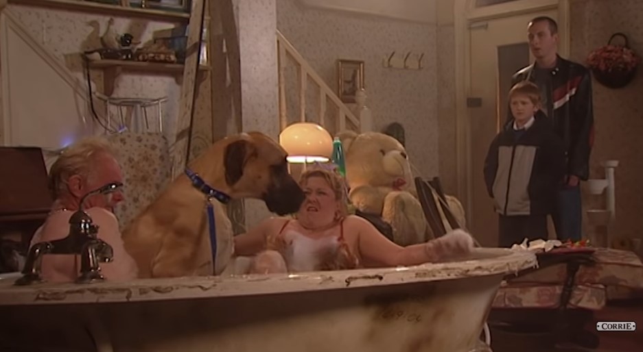 Coronation Street Schmeichel jumps in the bath with Les and Cilla