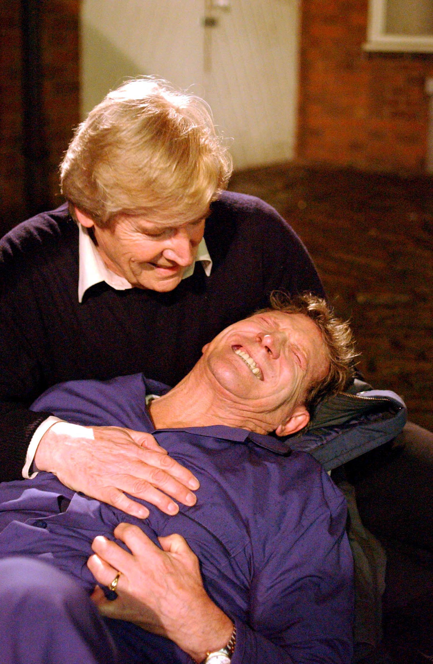 Ken Barlow holds Mike Baldwin in his arms as he dies looking in pain