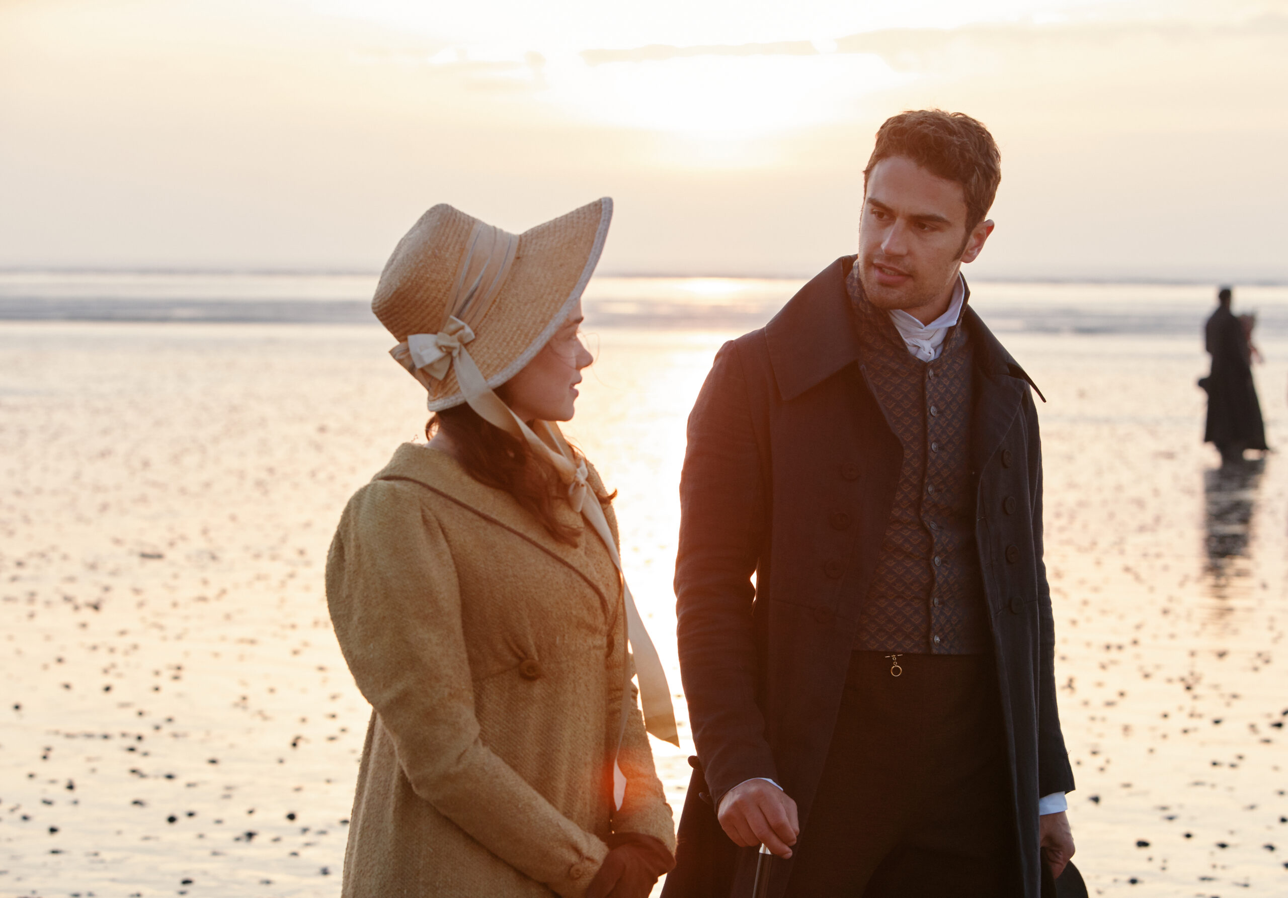 Charlotte Haywood (Rosie Williams) and Sidney Parker (Theo James) share a stroll on the beach in Sanditon