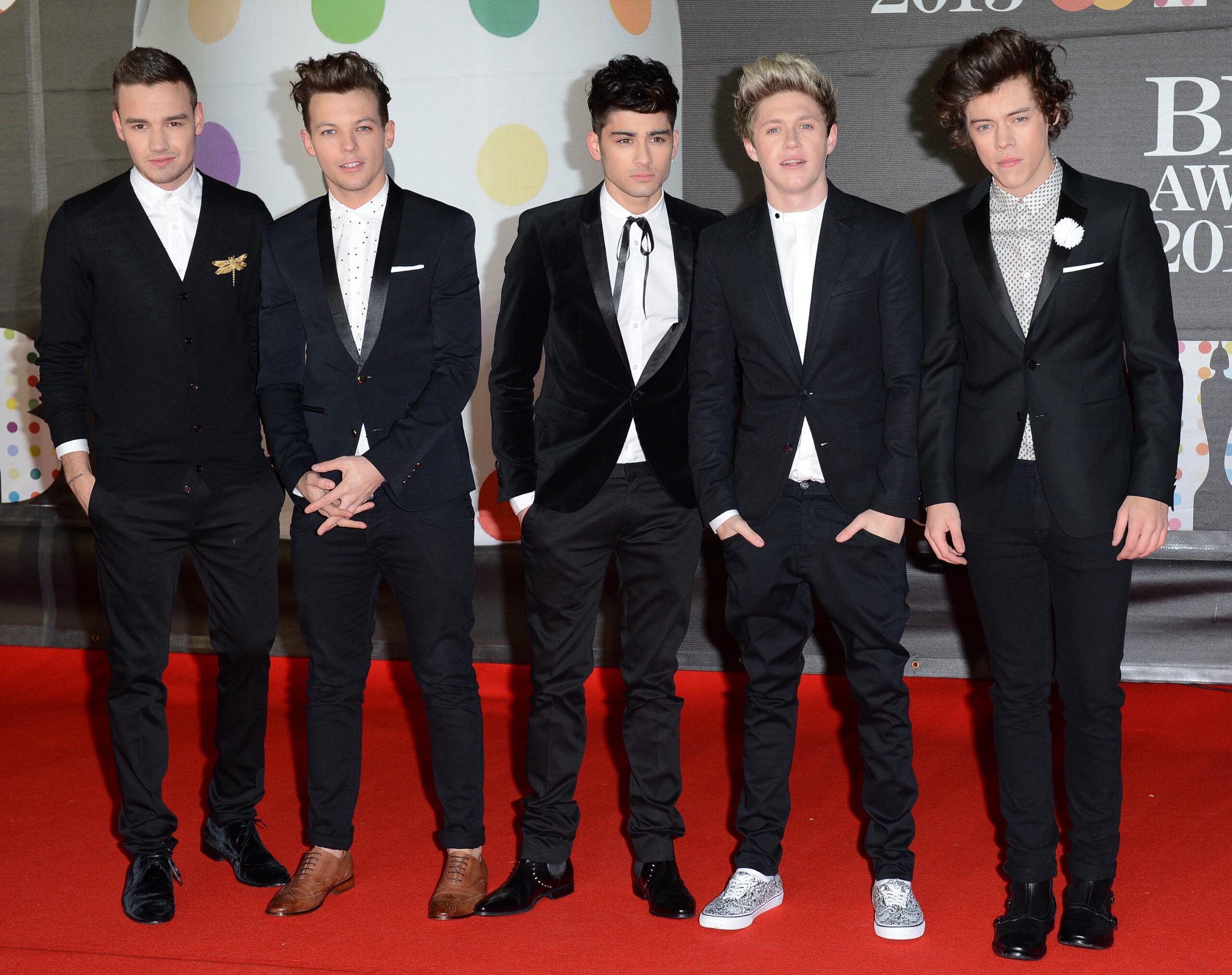 All five members of One Direction stand in a line at an awards show