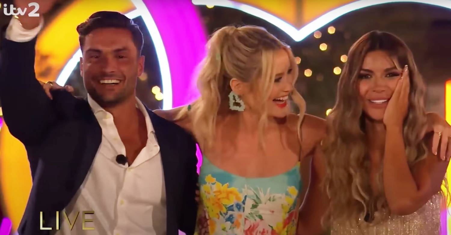 Laura Whitmore announces Love Island winners Davide Sanclimemti and Ekin-su Cülcüloğlu