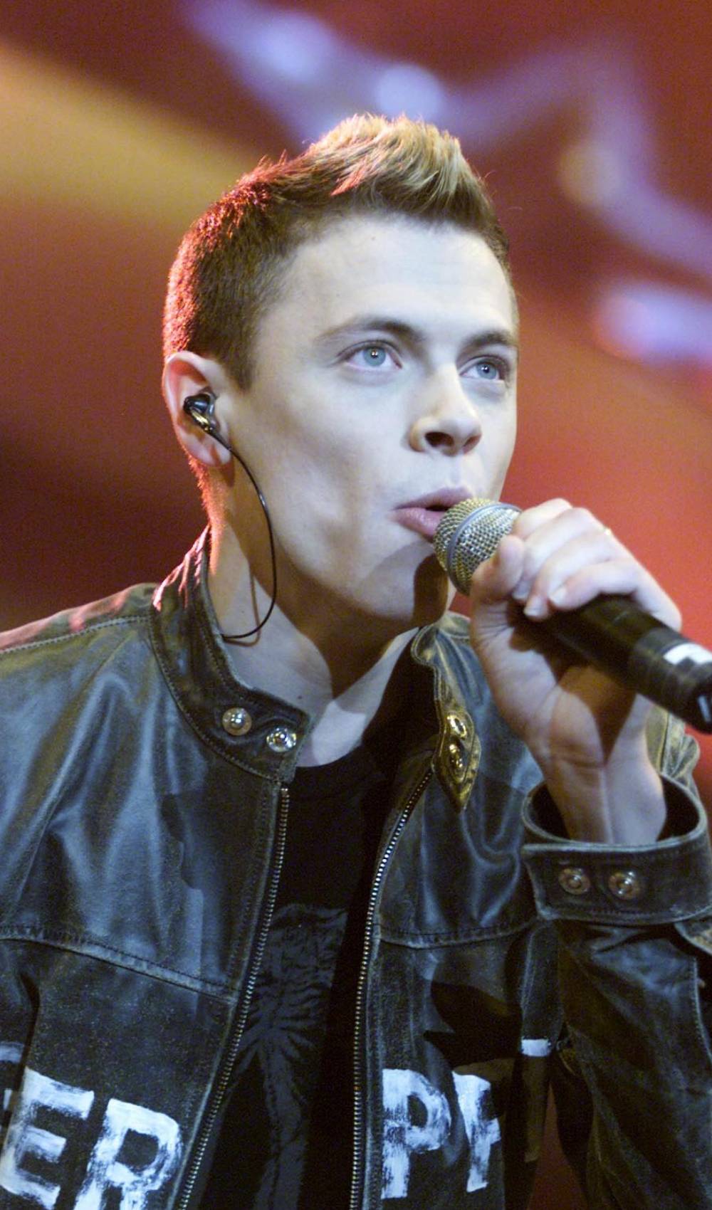 Pop Idol contestants - Korben sings into a mic