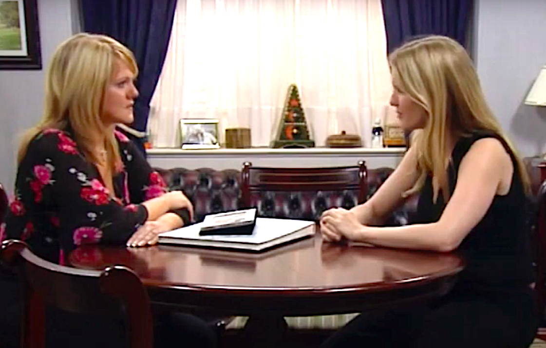 Shelley and Lucy chat in Coronation Street