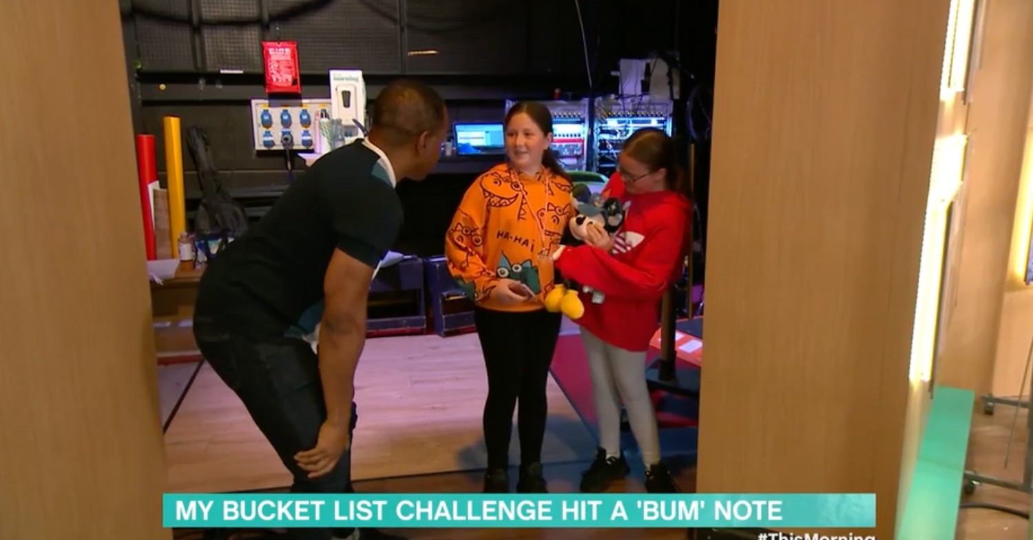 Andi Peters comforting crying children backstage on This Morning