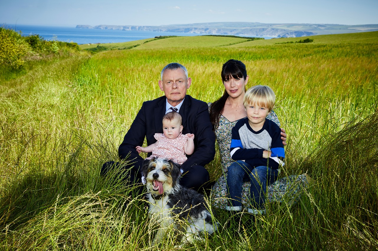 MARTIN CLUNES AS MARTIN ELLINGHAM AND CAROLINE CATZ AS LOUISA IN DOC MARTIN