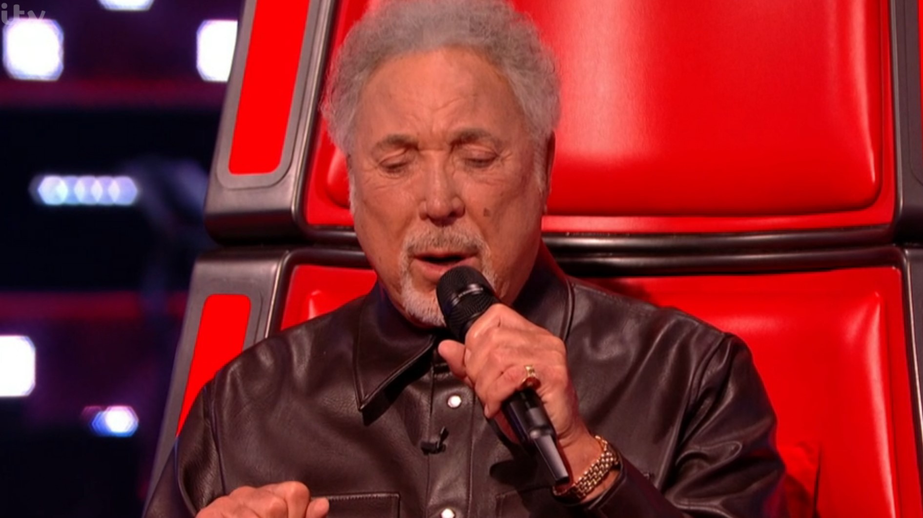 Sir Tom Jones closes his eyes as he sings emotional tribute to wife Linda