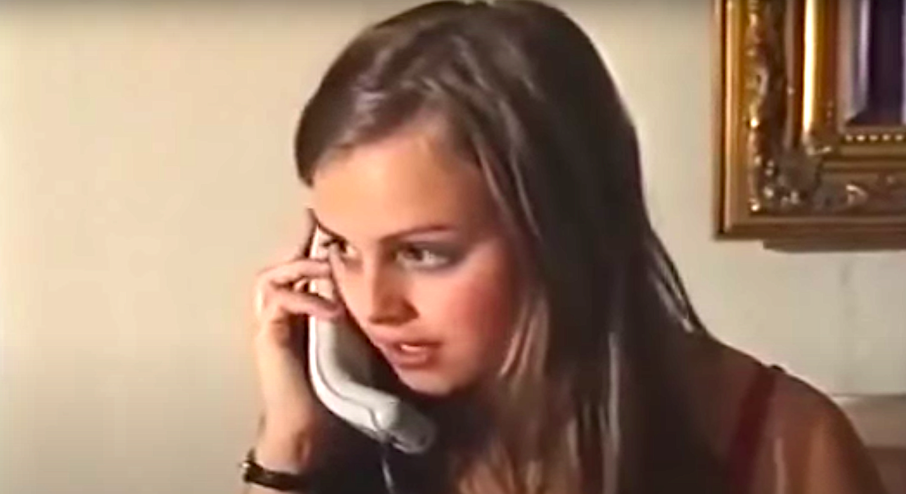 Sarah Platt phones for help in Coronation Street