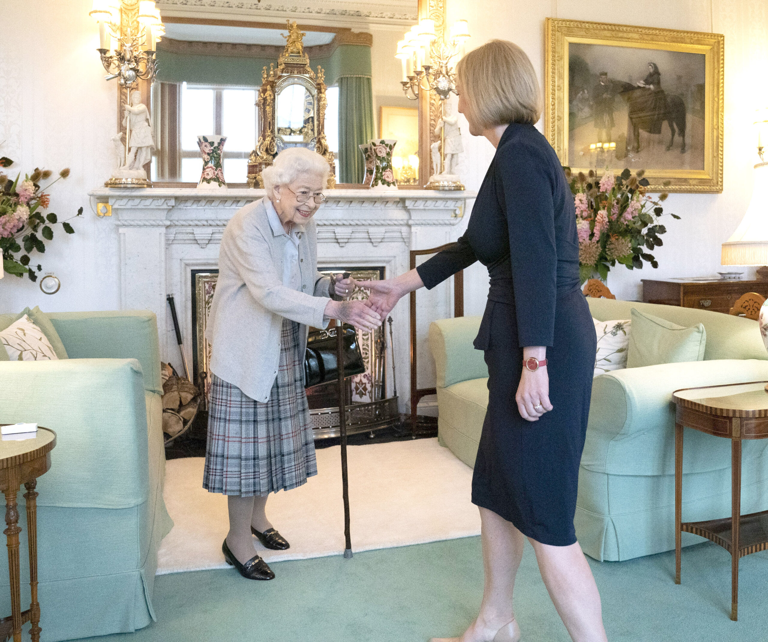 the queen meeting prime minister liz truss