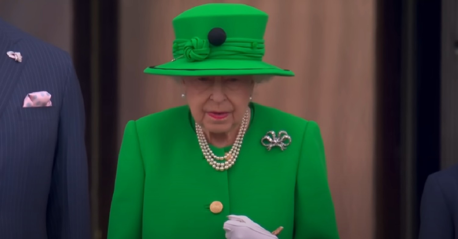 The Queen in all green on palace balcony