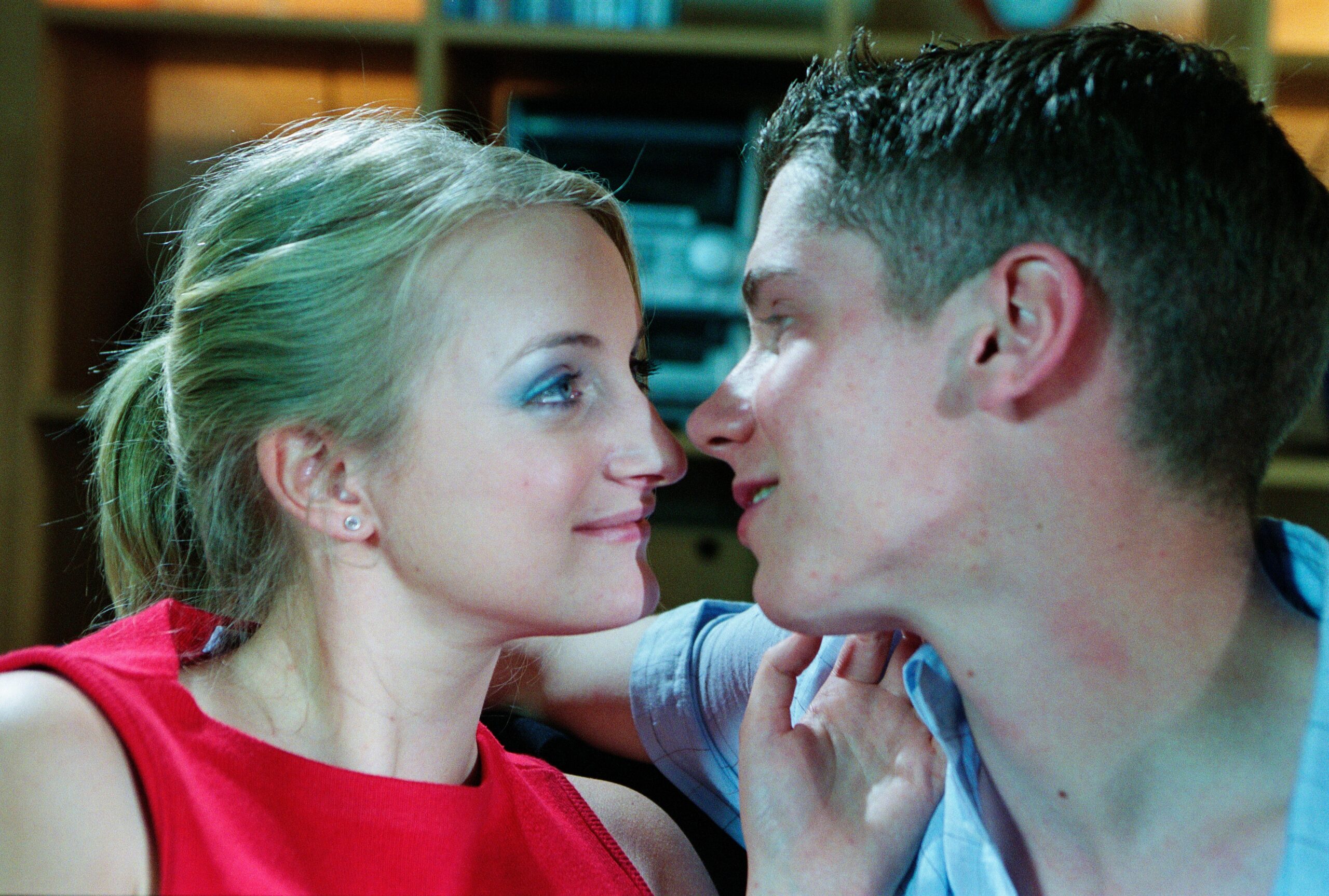 Nicola and Robert get close in Emmerdale