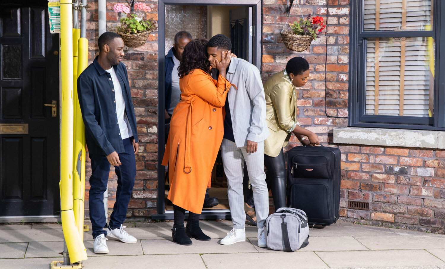 Coronation Street James bids farewell to his family as he leaves for London