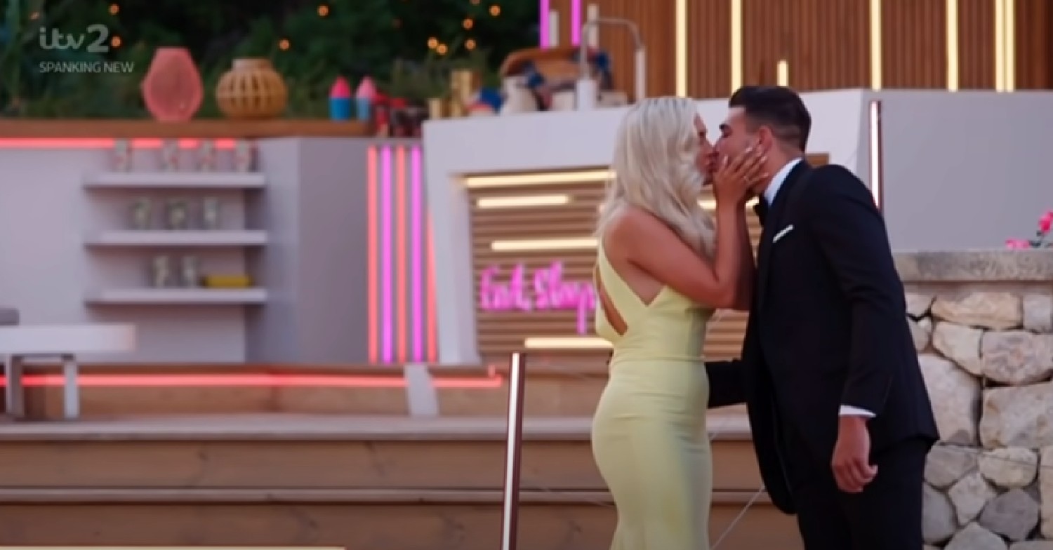Molly-Mae Hague and Tommy Fury kissing on Love Island