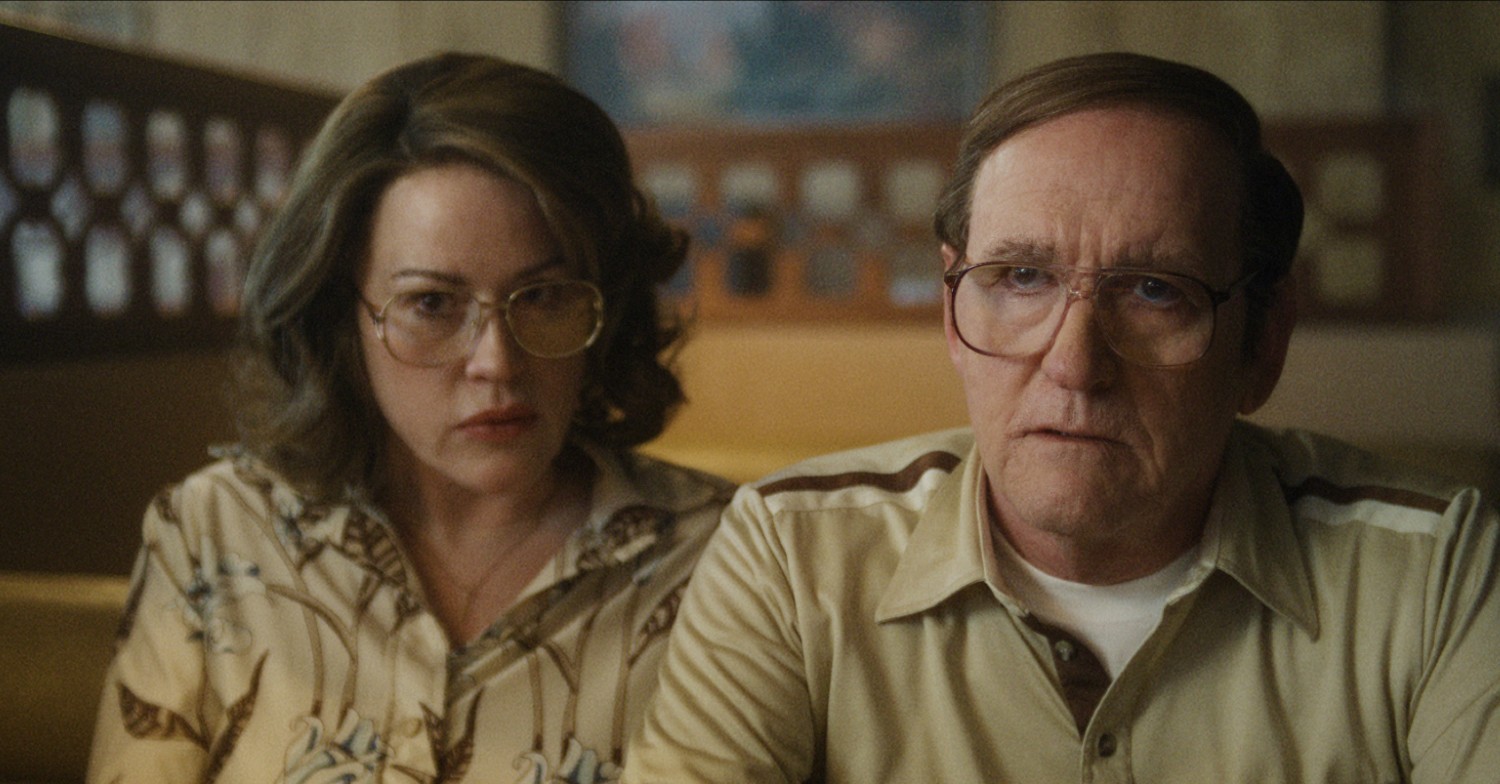 Molly Ringwald and Richard Jenkins playing Lionel Dahmer and his wife in Monster: The Jeffrey Dahmer Story