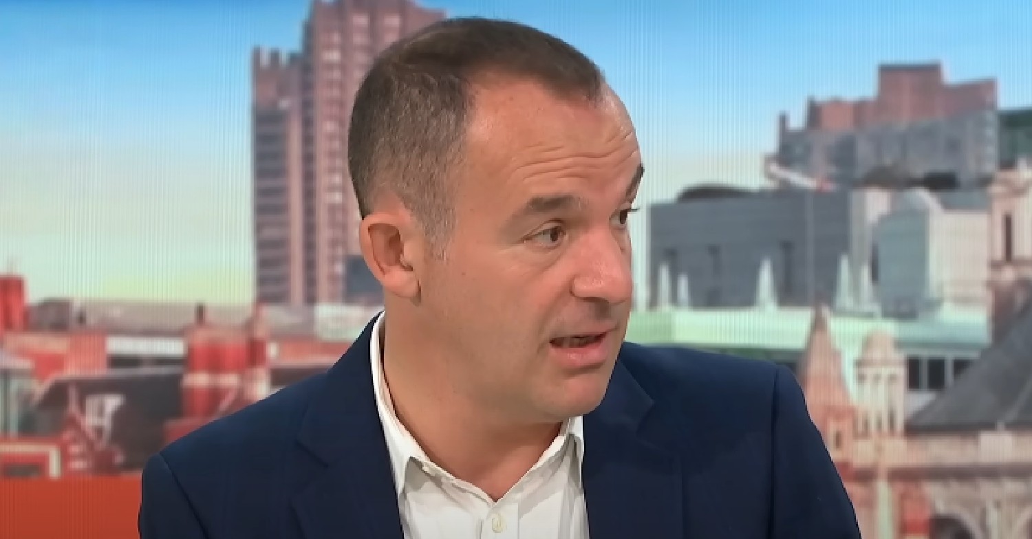 Martin Lewis turning to the side and talking on GMB