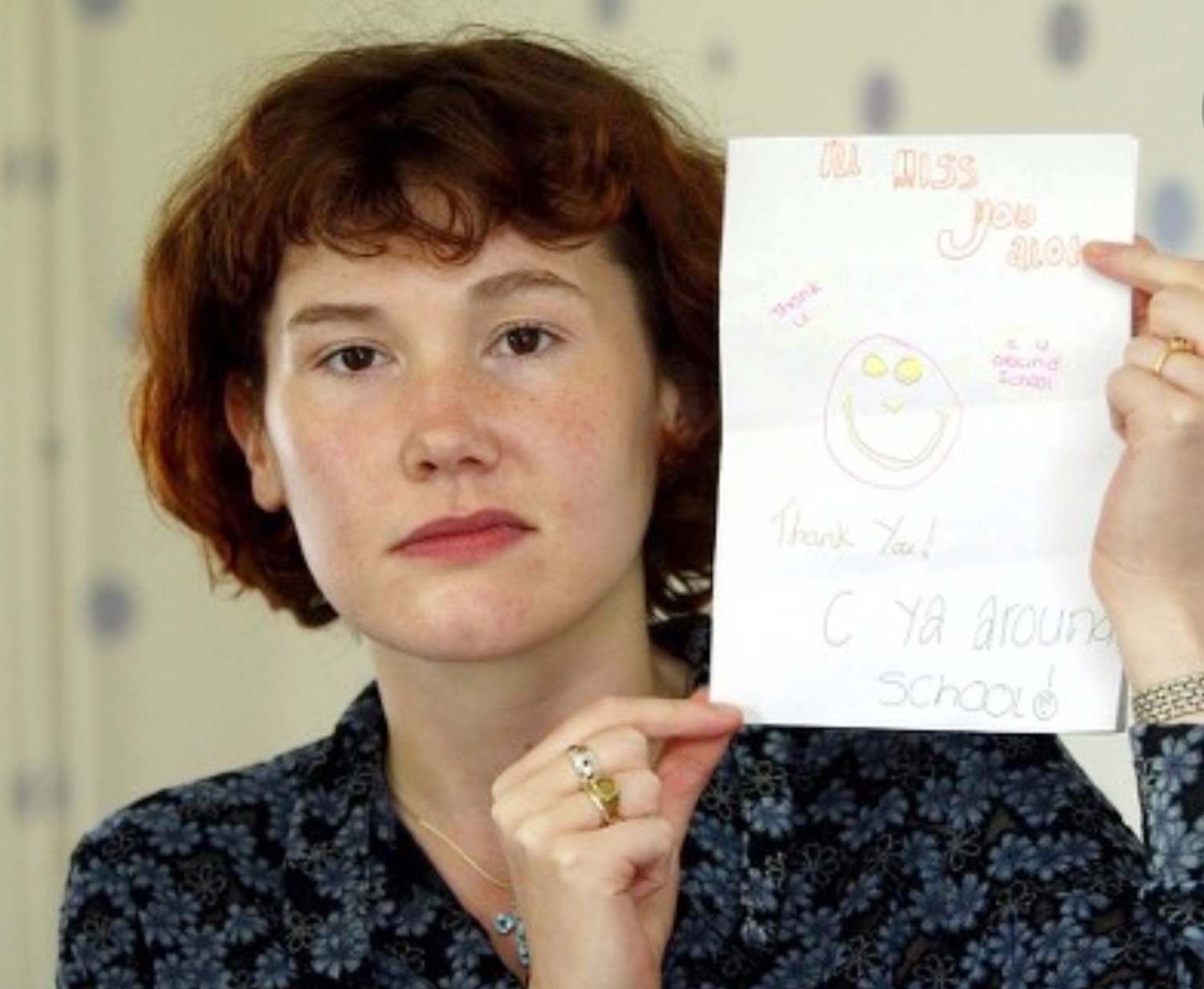 Maxine Carr holding up a card