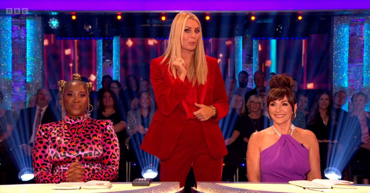Tess Daly stood between Motsi Mabuse and Shirley Ballas on Strictly