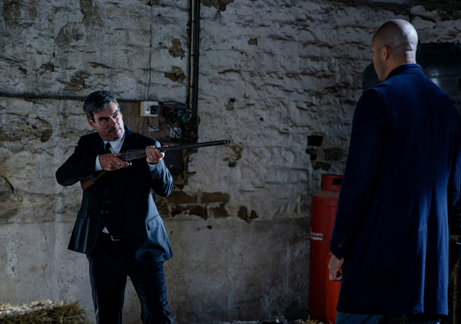 Cain points a shotgun at Al in Emmerdale 