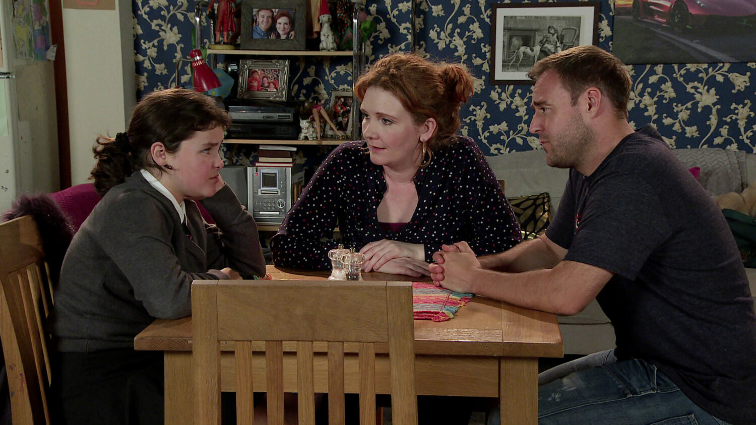  Fiz and Tyrone are talking to Hope at the table in Coronation Street