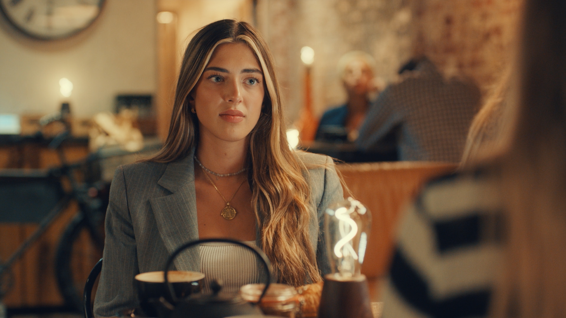 Yasmine Zweegers having a coffee in Made In Chelsea