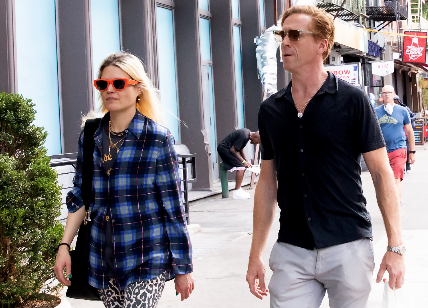 Damian Lewis and Alison Mosshart walking down a New York street in August 2022
