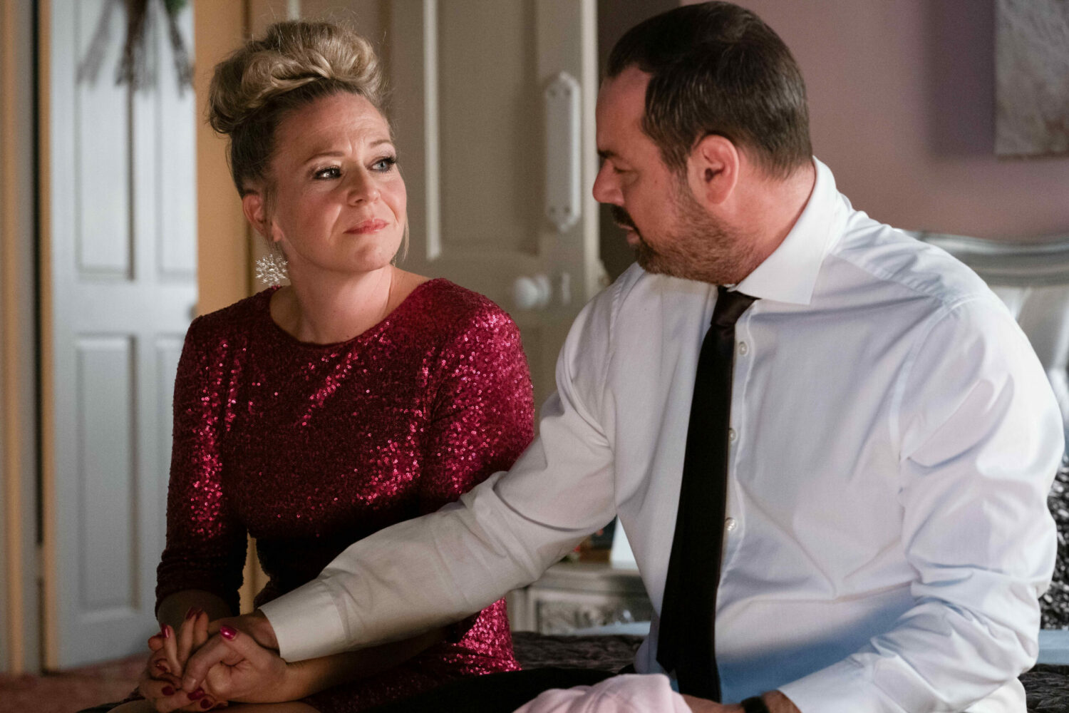 Linda and Mick Carter share a moment and hold hands